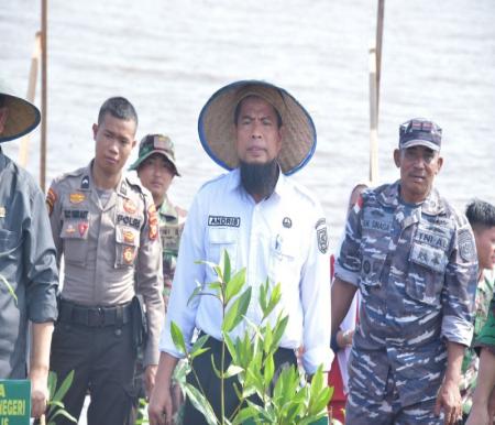 Pemkab Bengkalis bersama TNI tanam mangrove di Pantai Desa Deluk Kecamatan Bantan (foto/zulkarnain)
